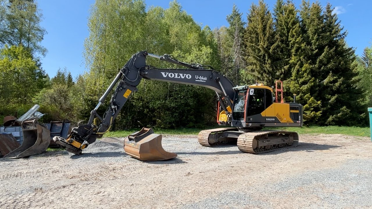 Köp Grävmaskin Volvo EC 220 EL med GPS och skopa på Klaravik