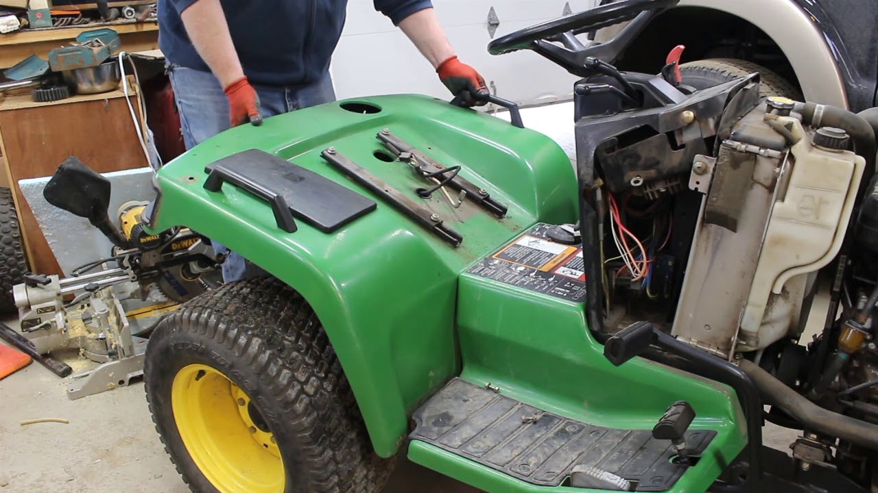 Снятие поддона крыла и подставки для ног John Deere 425, 445 и 455