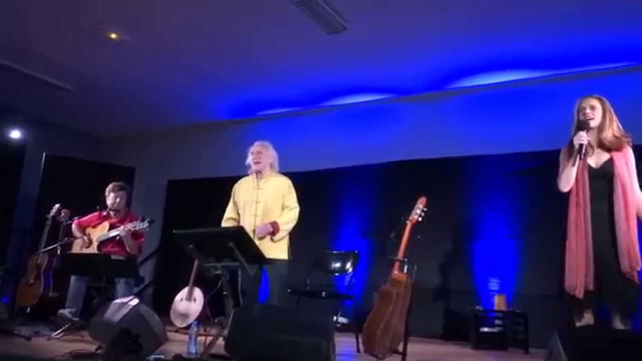 Julos Beaucarne (accompagné de Barbara d'Alcantara et Patick De Schuyter)