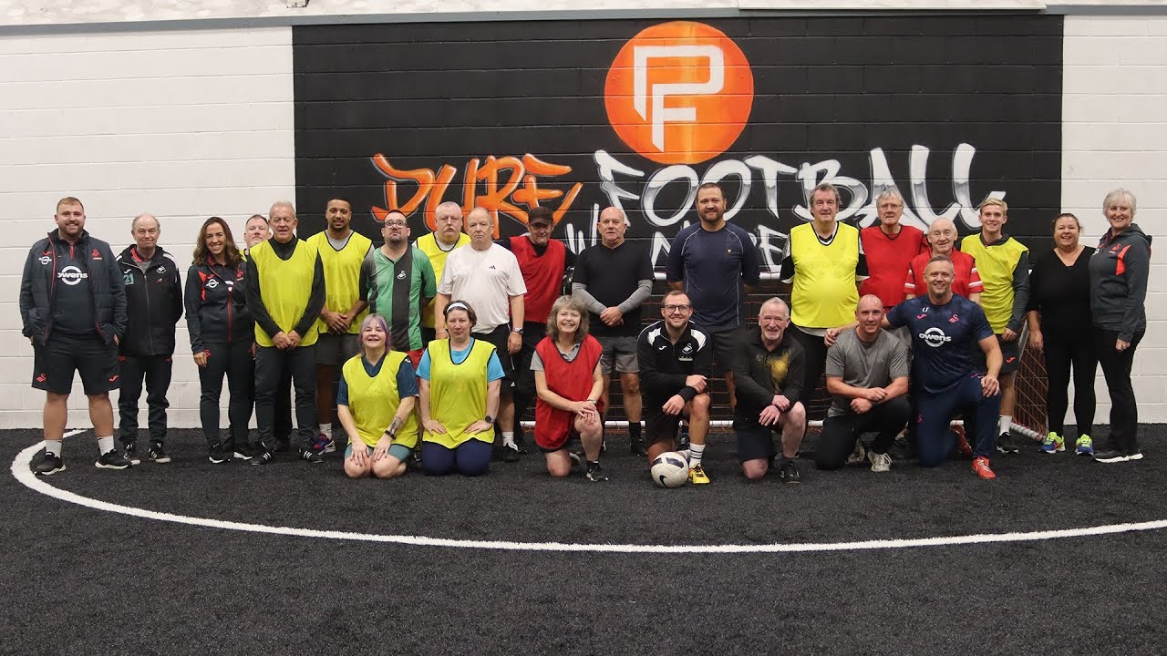 Alan Curtis and Lee Trundle make special appearance at walking football session
