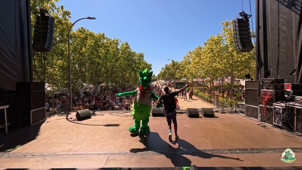 Elipón bailando Zumba en las Fiestas de Ciudad Lineal 2025