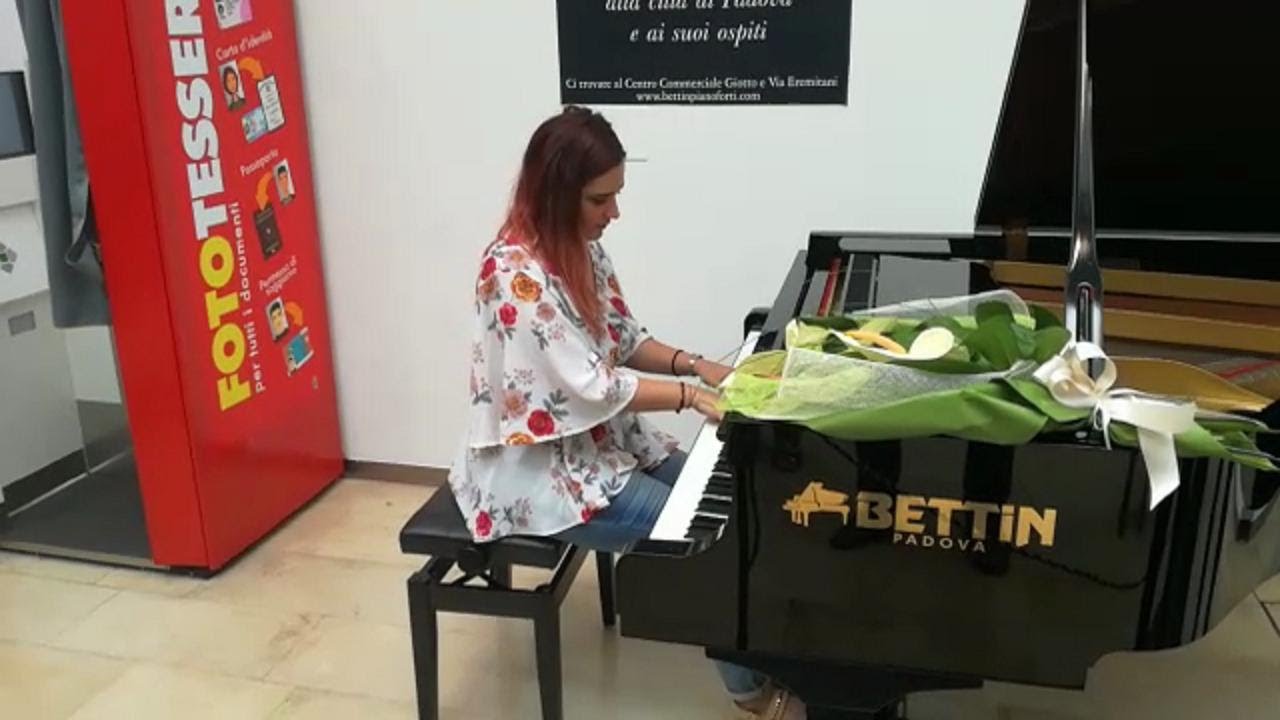 Le note suonate da Leonora Armellini sul pianoforte in stazione