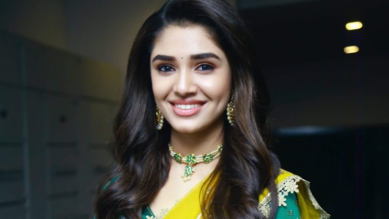actress krithi shetty cute pictures whatsappdp 😘cutest ever