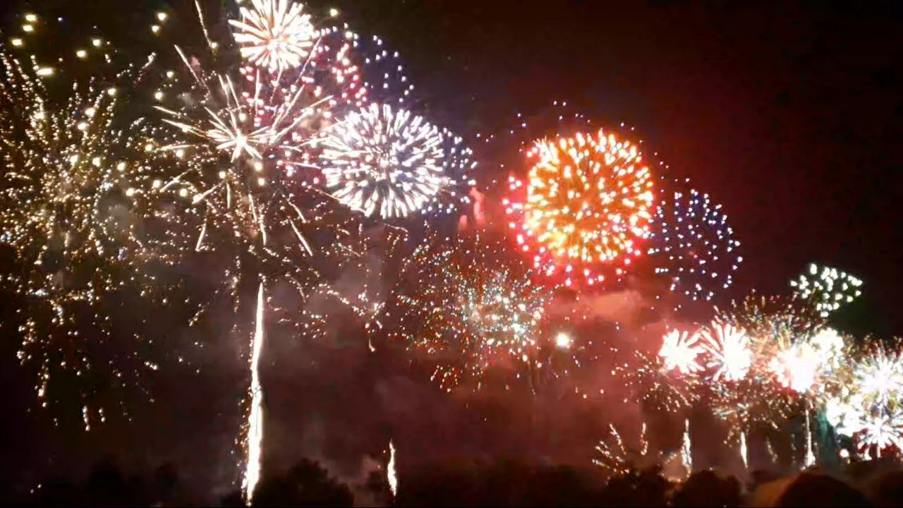 Magnifique Feu D'Artifice sur le Thème étoile enchantée ( Disney ) à Angers le 13/07/2021.