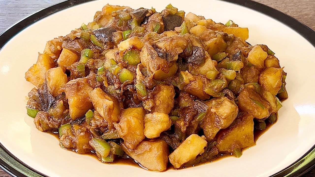 《馬鈴薯燉茄子｜Stewed Potatoes & Eggplant》2顆馬鈴薯，1條茄子燉得軟軟的，粘稠的汁是拌飯神器，好吃到不可思議，做法簡單，一看就會做！！~素食Vegan~