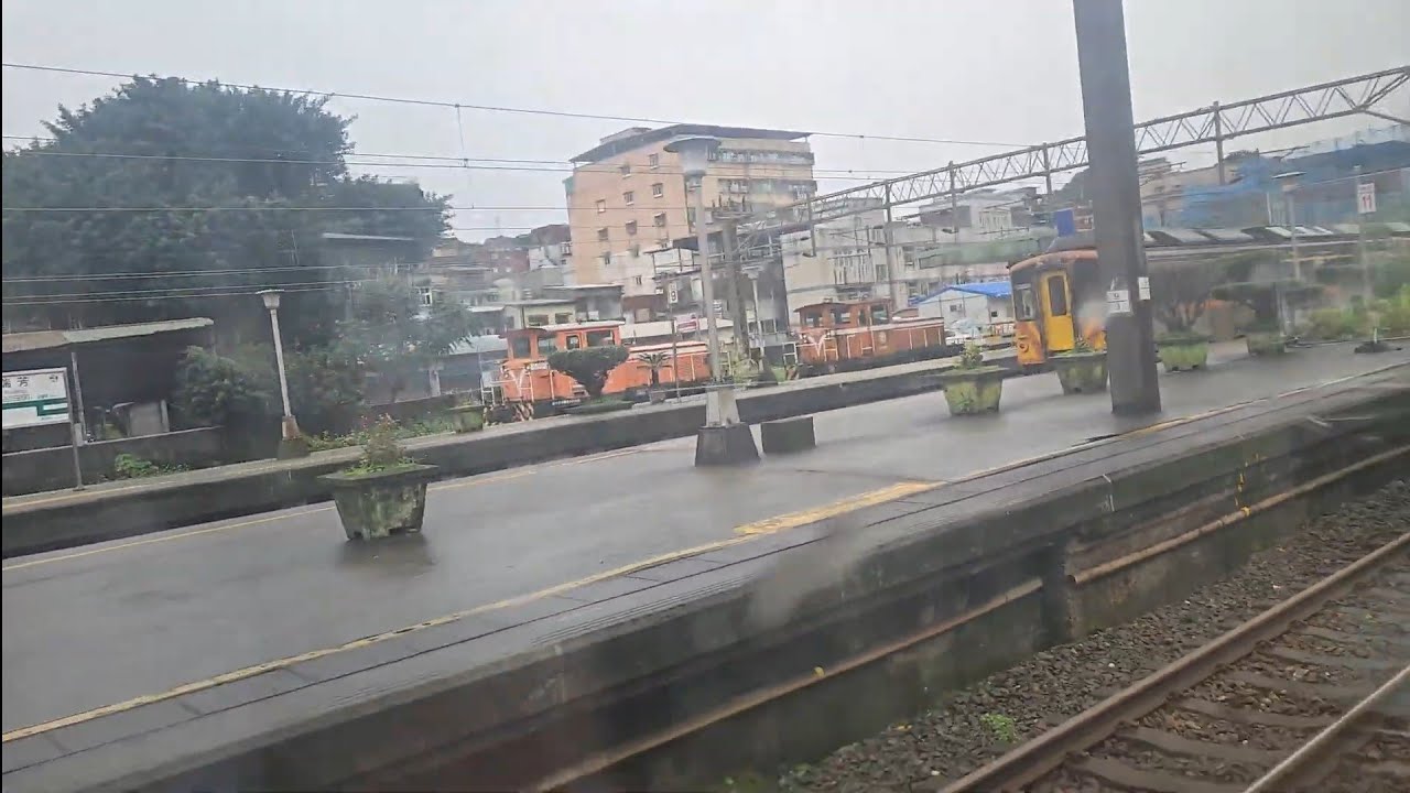 4751次菁桐發車開往瑞芳的1034+1024+1010+1006+1001車王平溪天燈節五節DRC原色柴油客車，和4127次蘇澳發車開往瑞芳的EMU500型八輛二編組EMU511+EMU502區間車