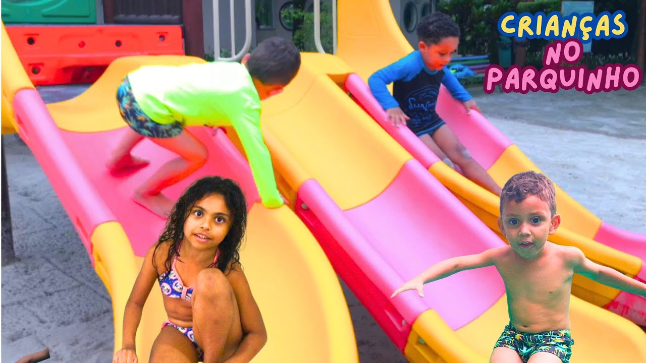 Crian&ccedil;as brincando no parquinho - children playing in the playground