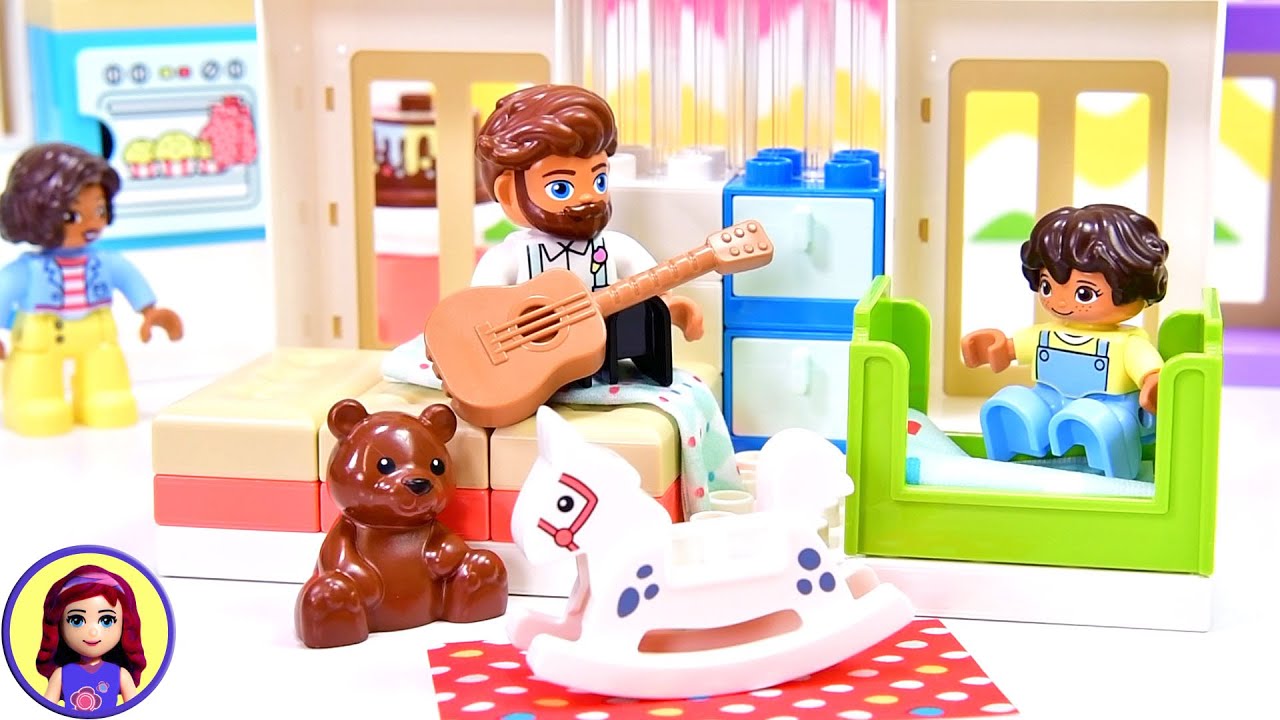 A dollhouse made out of Duplo? I love it! 😍