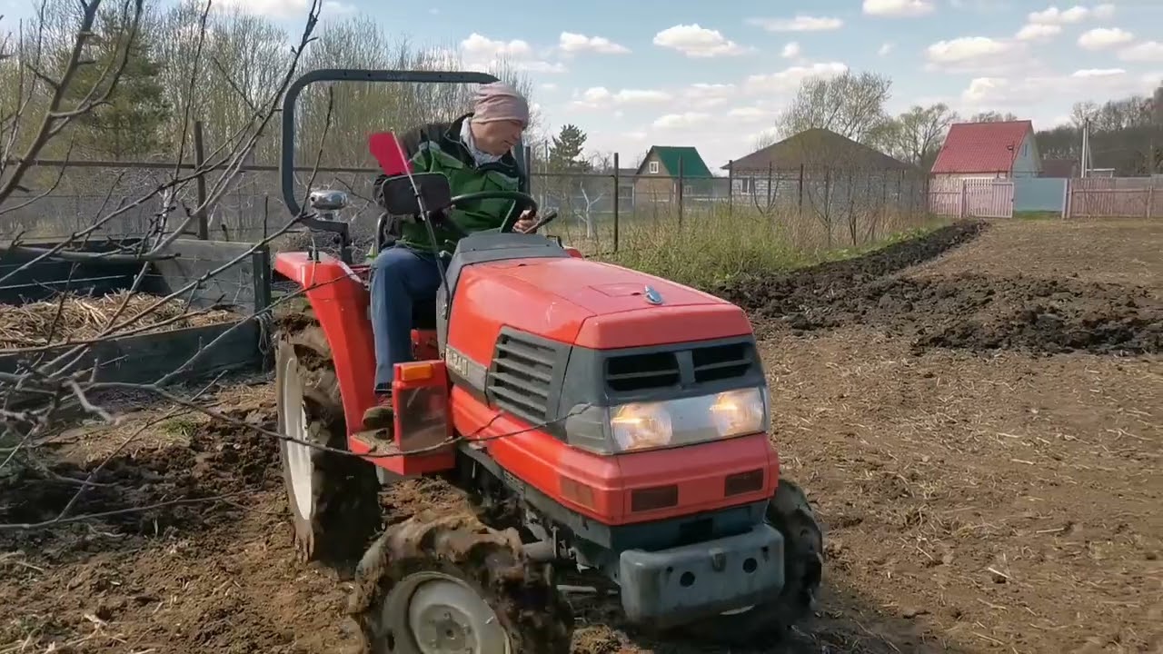 Kubota gl с однокорпусным плугом Bomet. Kubota GL240 tractor with a plow.