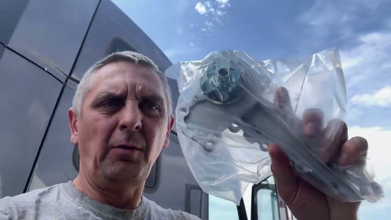 Замена водяного насоса на Carrier 7300 x4 2020 года. Долить охлаждающую жидкость, работает на 100%.