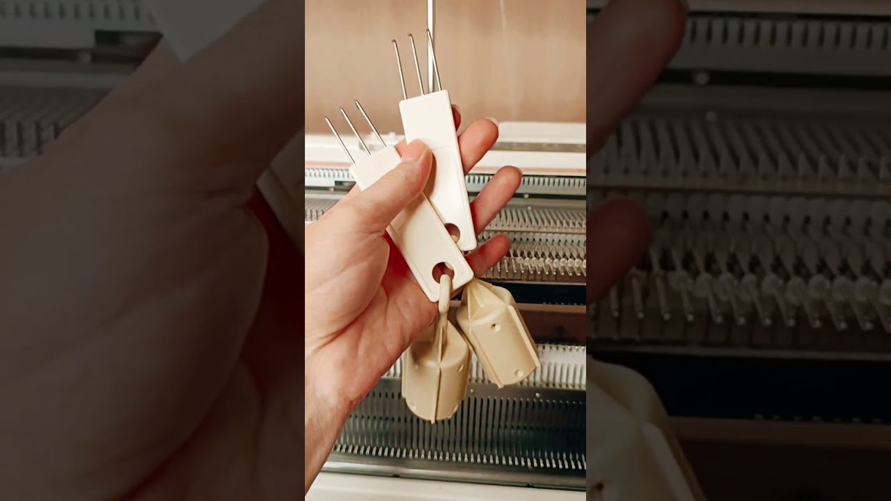 Шапка на вязальной машине с промышленной макушкой. Как из магазина!