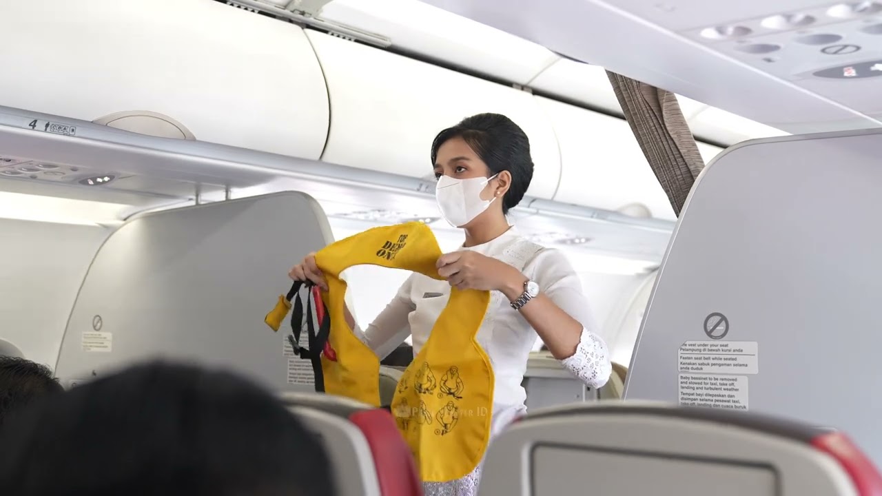 Safety Demontration Pramugari Cantik Batik Air dalam Pesawat Airbus A320-200 Rute Jakarta-Medan
