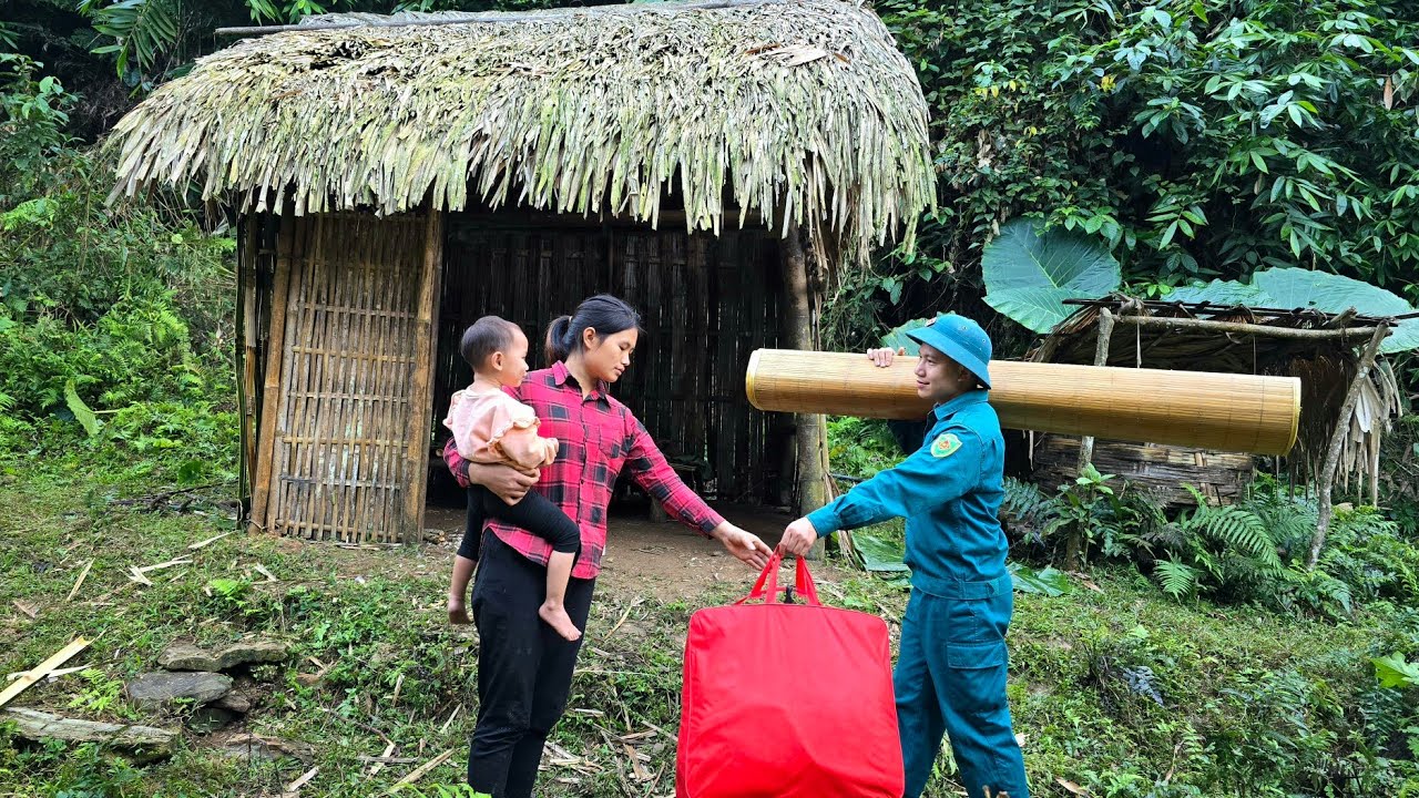 The kind police officer gave blankets and bedsheets to the homeless girl and the poor baby.