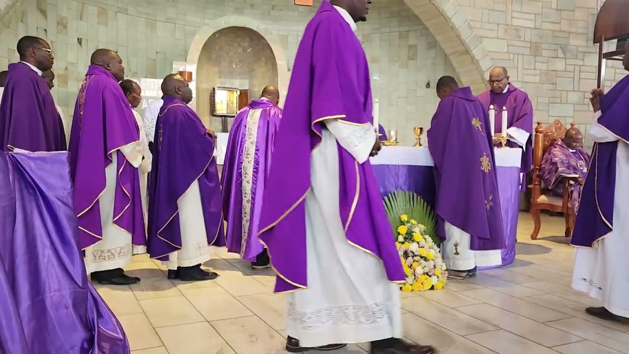 Wimbo 'Nijipatie amani moyoni mwangu' Mapadri wakiupokea Mwili na Damu Takatifu ya Bwana Yesu Kristu