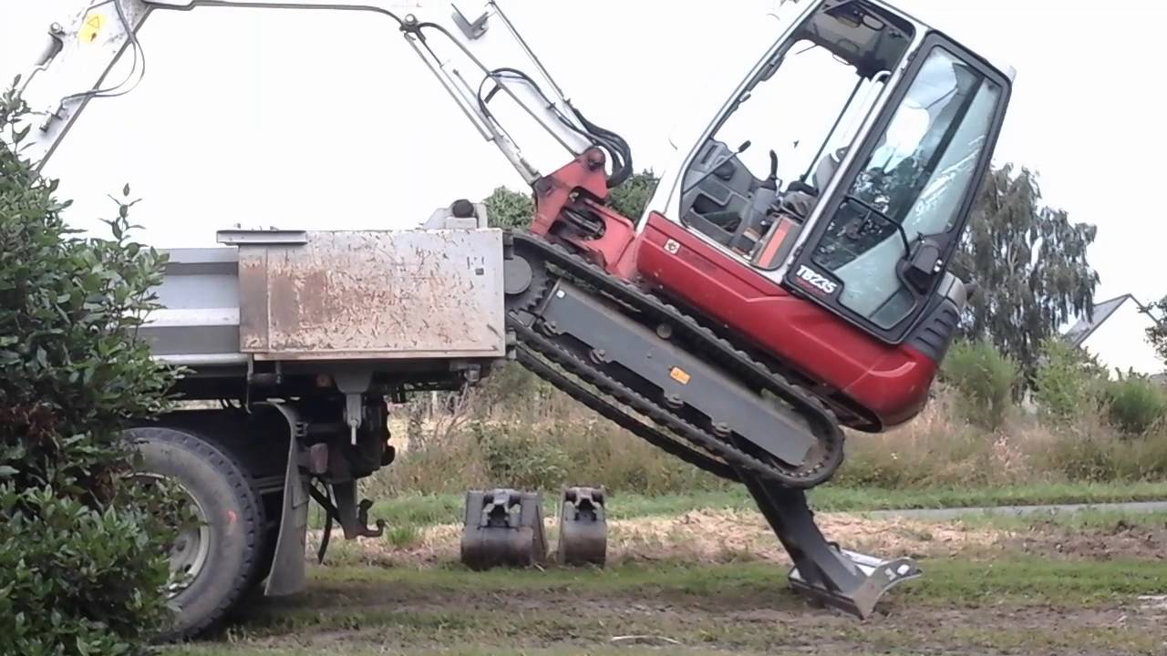 Chargement exceptionnel d'une mini pelle
