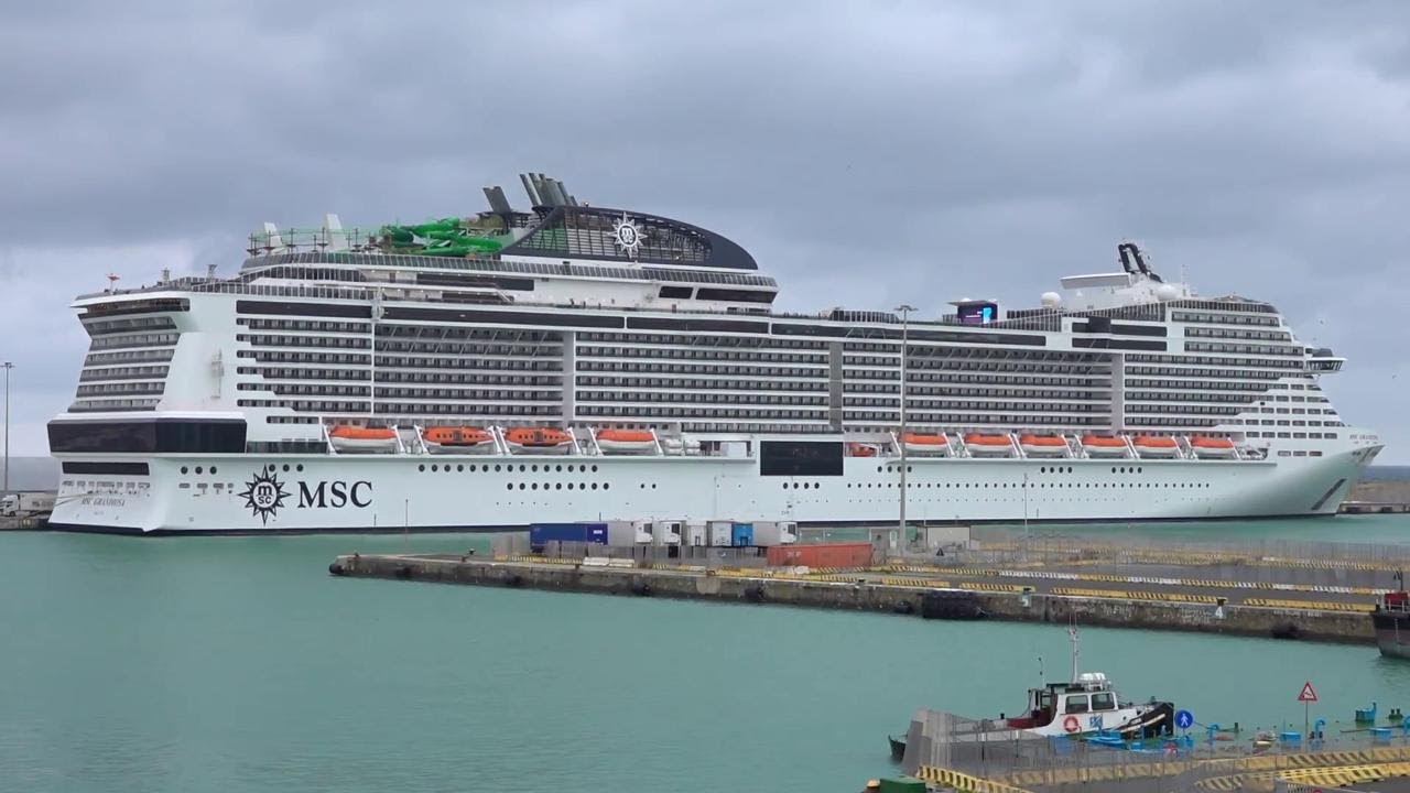 Covid, sbarcati a Civitavecchia i 100 passeggeri positivi della nave da crociera