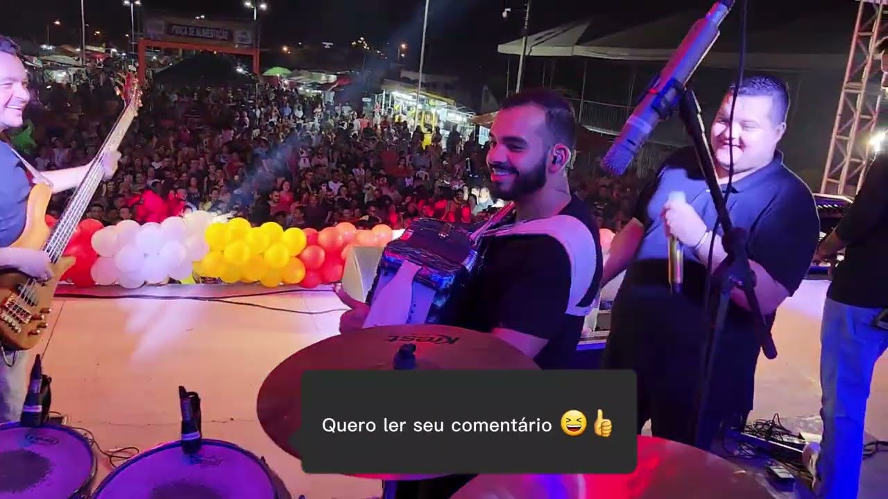 Laedson Sousa tocando com Banda Som e Louvor