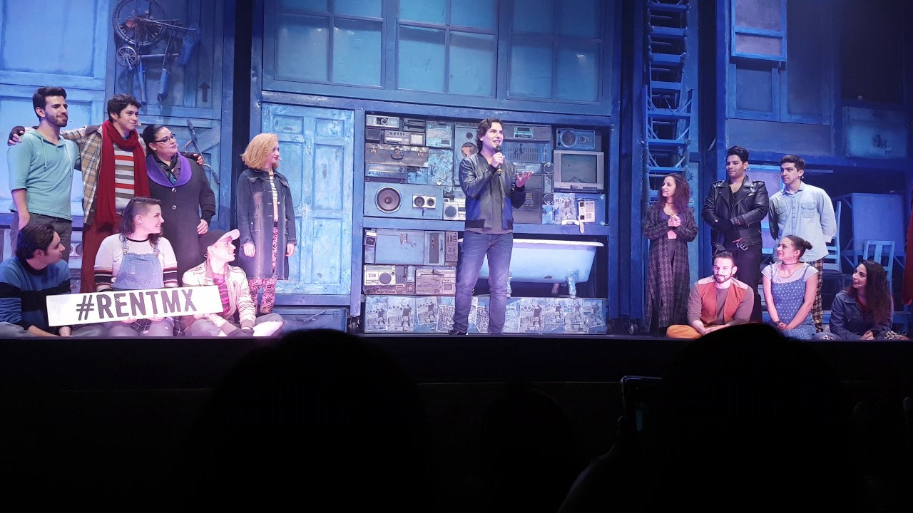 Alan Estrada cantando 
