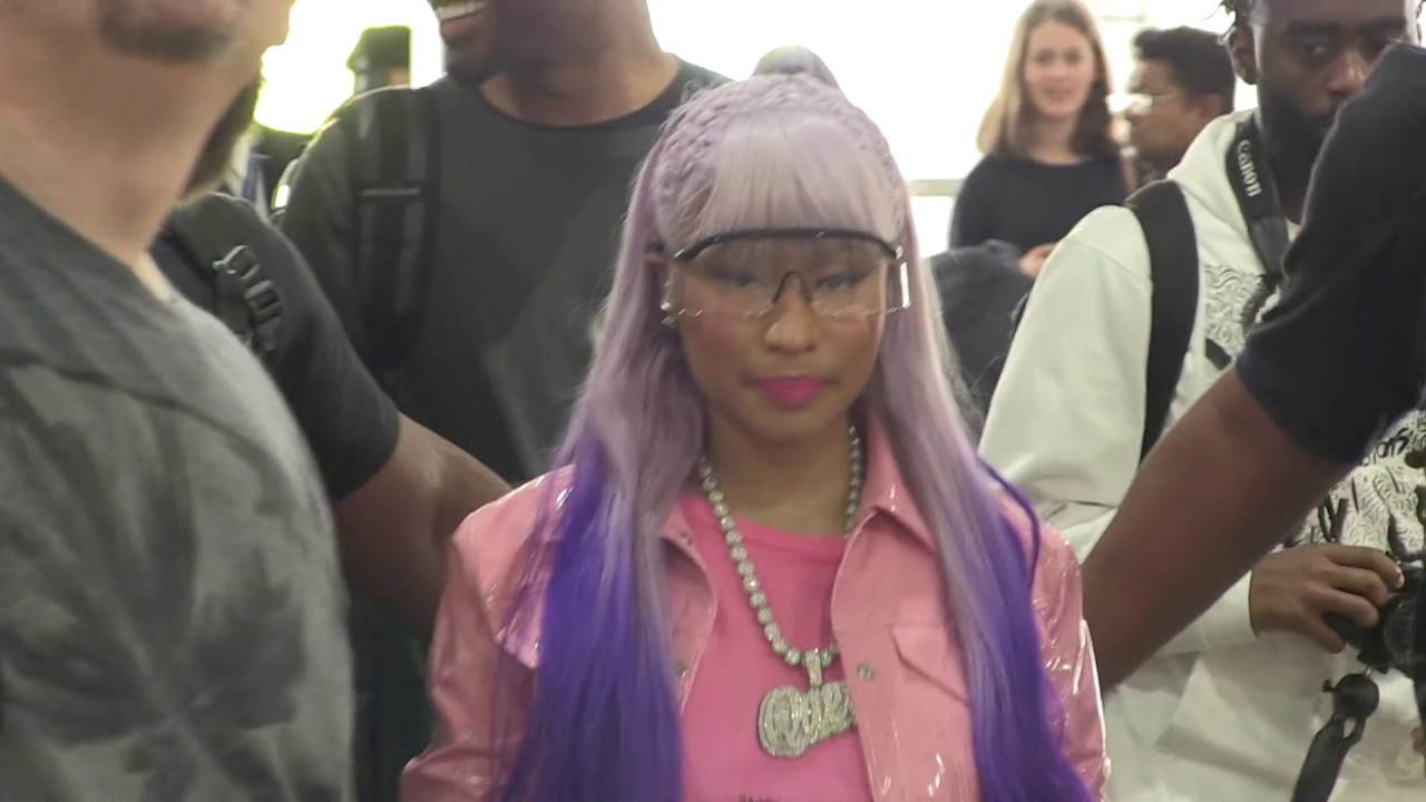 'Nicki Minaj flaunts junk in her trunk as she exits Australia in pink suit' 15MOF