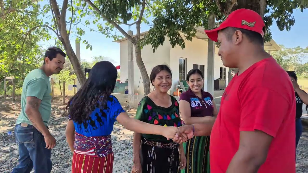 Titi Le Beso Y  Agarro La Mano A Malena Muy Cariñosamente Le Da La Bienvenida  😱