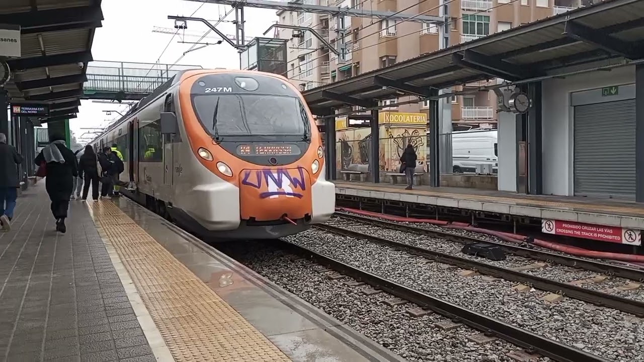 Entrando/ Saliendo de la estación de Sant Feliu Rodalies de Catalunya Civia 465 linea R4