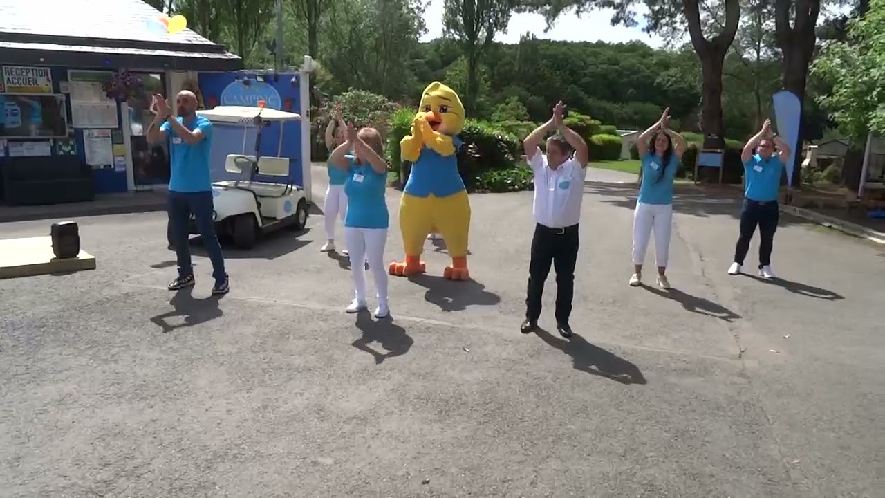 Fiesta Boum Boum exécutée par l'équipe Les Capucines au Camping Paradis  à Trédrez