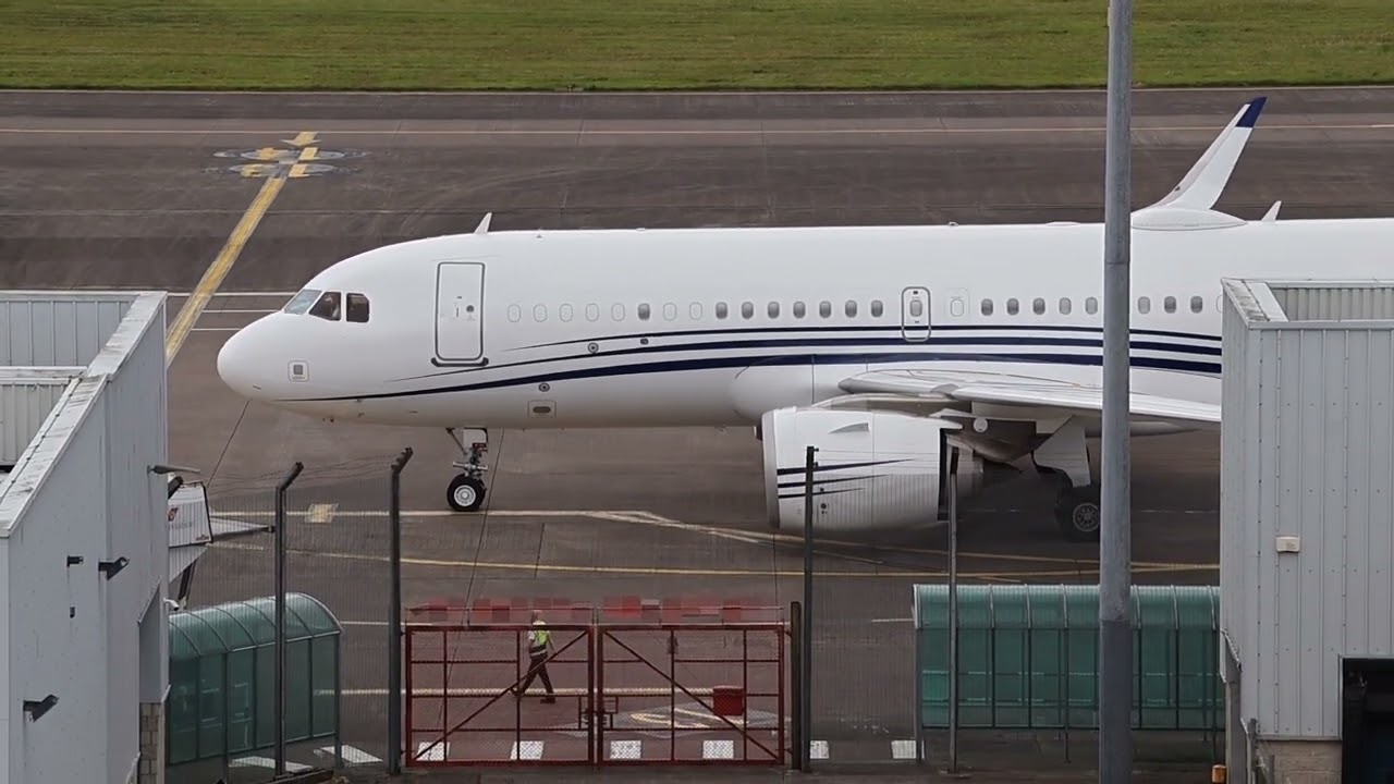 Airbus A320 neo at Cork Airport Reg (G-KELT)