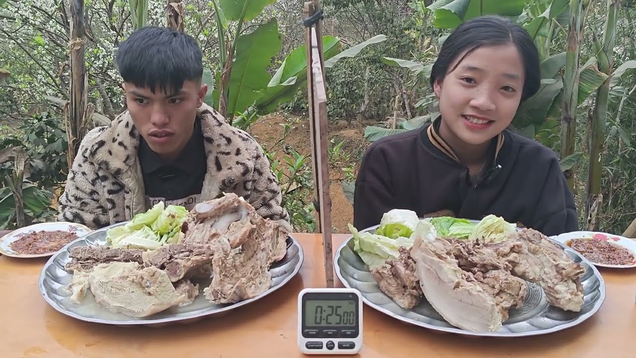Quá Khủng Với Cuộc Thi Ăn Mâm Xương Sườn Kèm Rau Giữa em Thảo Và Chú Quang