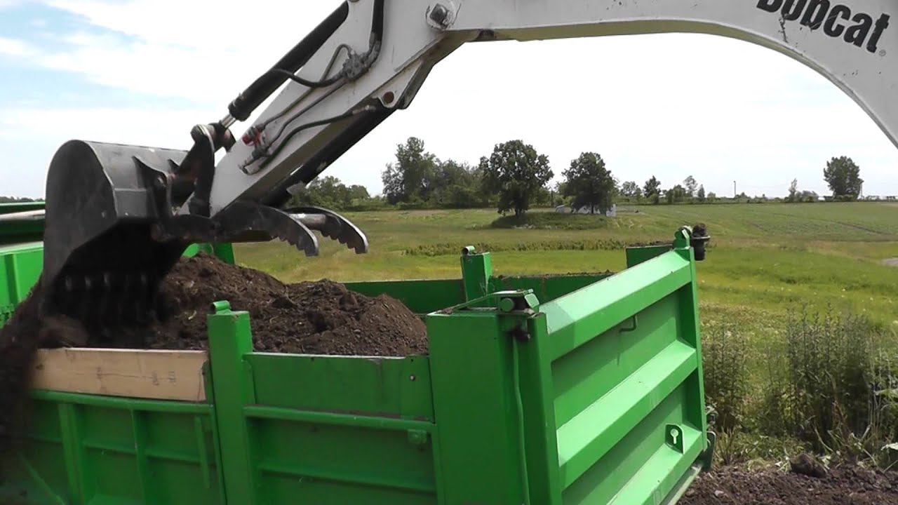 Bobcat 442 loading 6 wheels truck