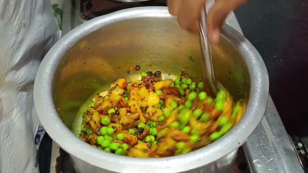 मटार बटाटा रस्सा भाजी | Watana batata recipe | ताज्या वटाण्याची हॉटेल सारखी भाजी |SopiRecipe | Latur