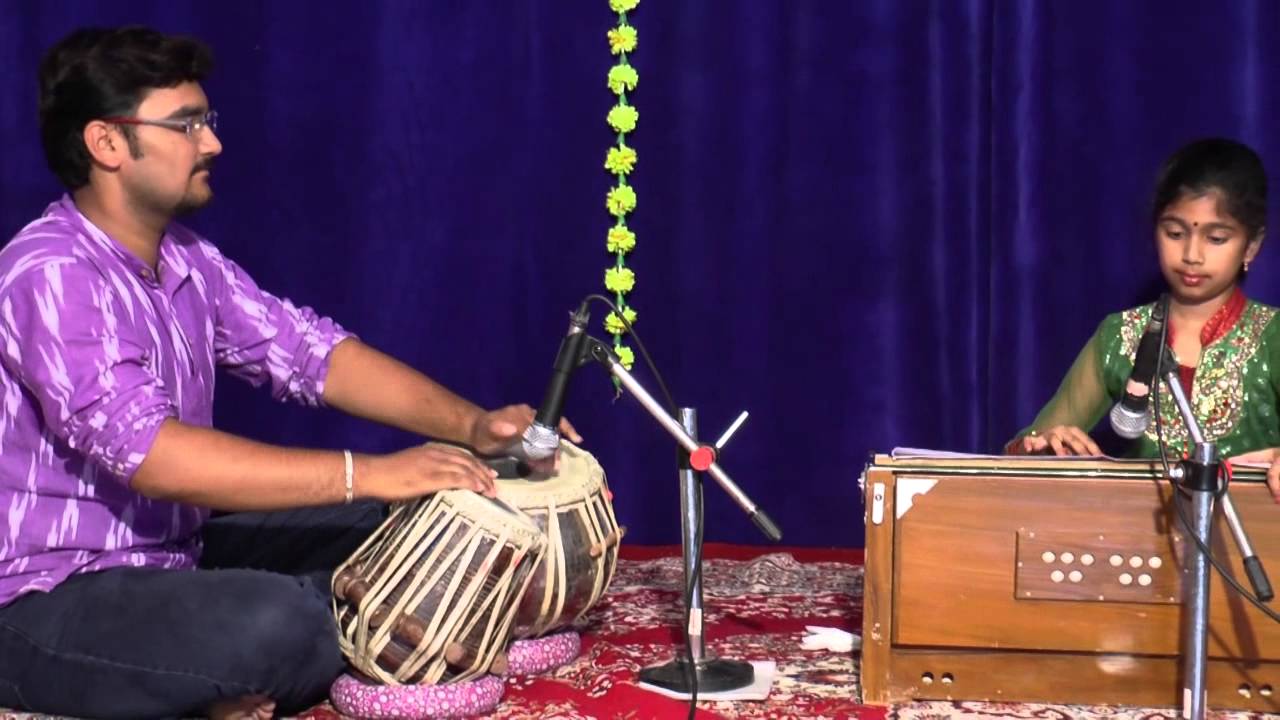 Uma Fondeker playing Raag Hamsadhvani on Harmonium