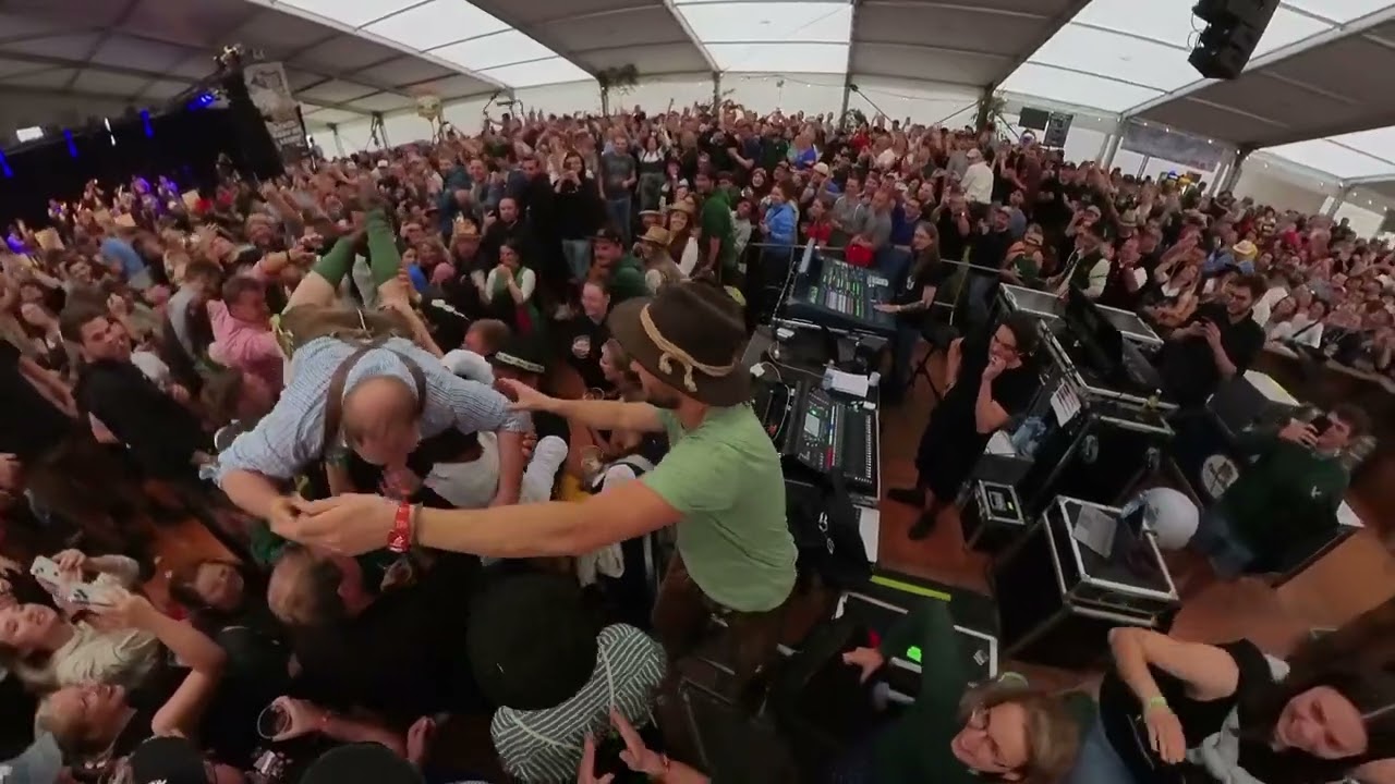 Kapelle Josef Menzl Crowdsurfing / Stagediving auf der Brass Wiesn 2023 (Böhmischer Traum)
