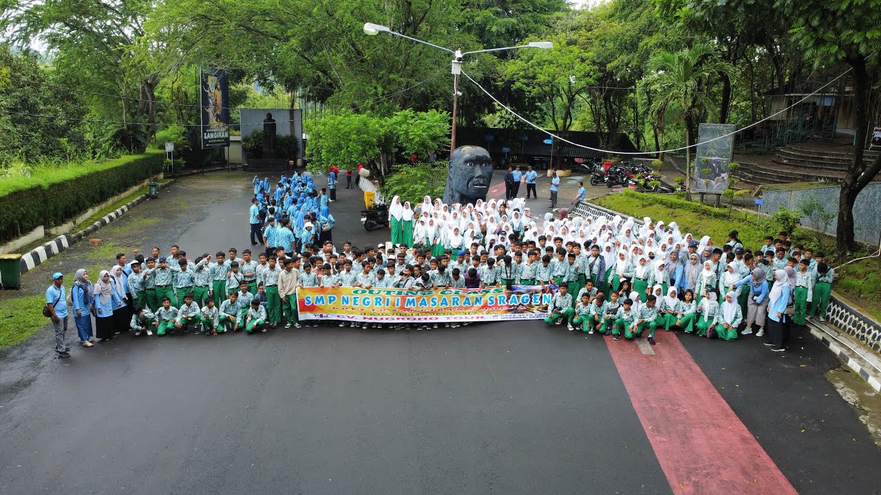 OUTING CLASS SMP 1 MASARAN KUNJUNGAN KE SANGIRAN, TAMAN PINTAR, DAN JOGJA T-SHIRT