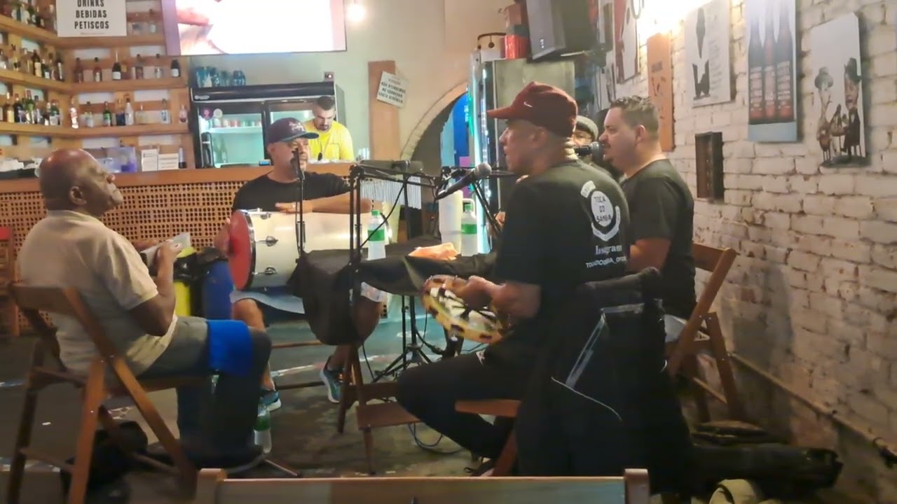 Hoje meu  sextou fui com meus pais prestigiar o grupo a toca do samba no Oh madalena part1
