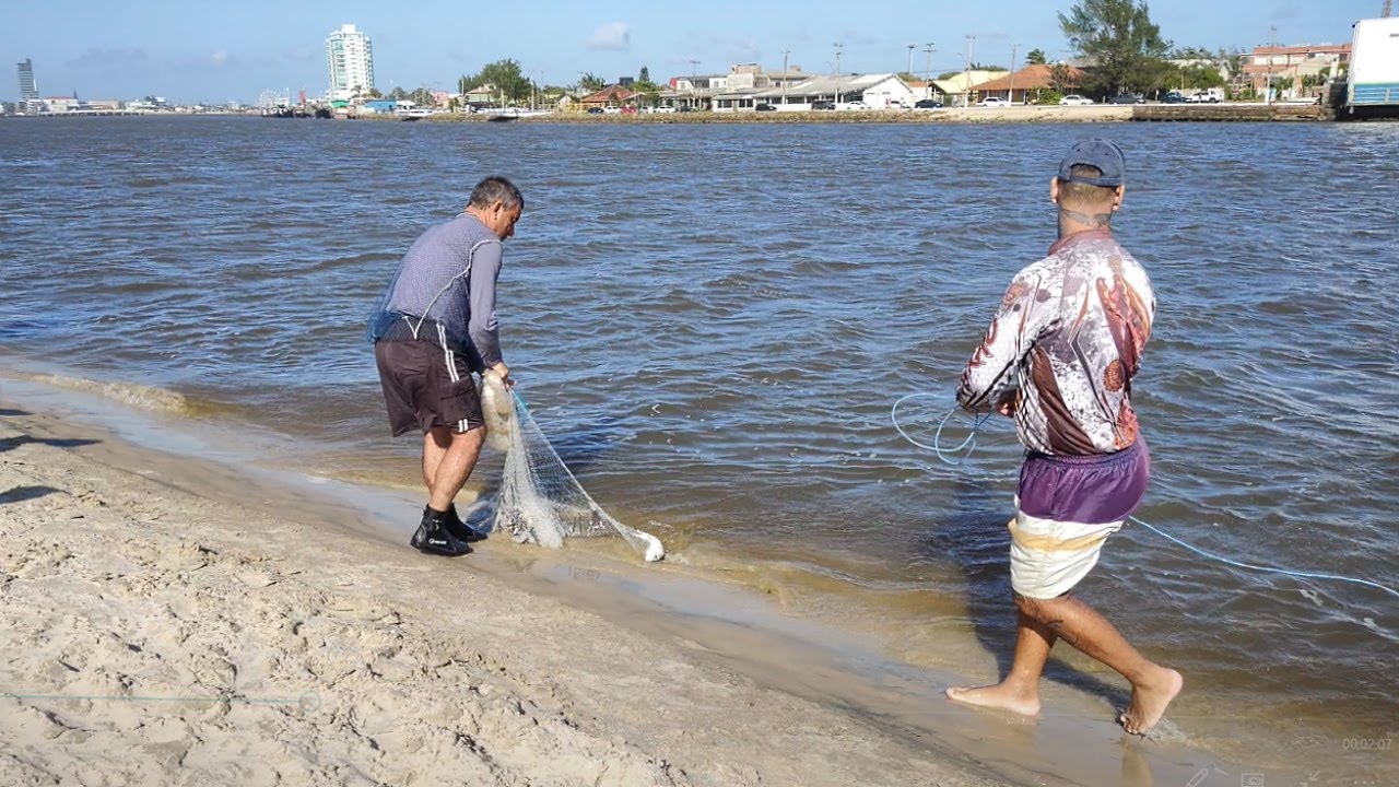 Pesca de tarrafas, 06-01-24, Barra de Tramandaí, RS. #pescadetarrafas #netfishing #pescariasbrasil