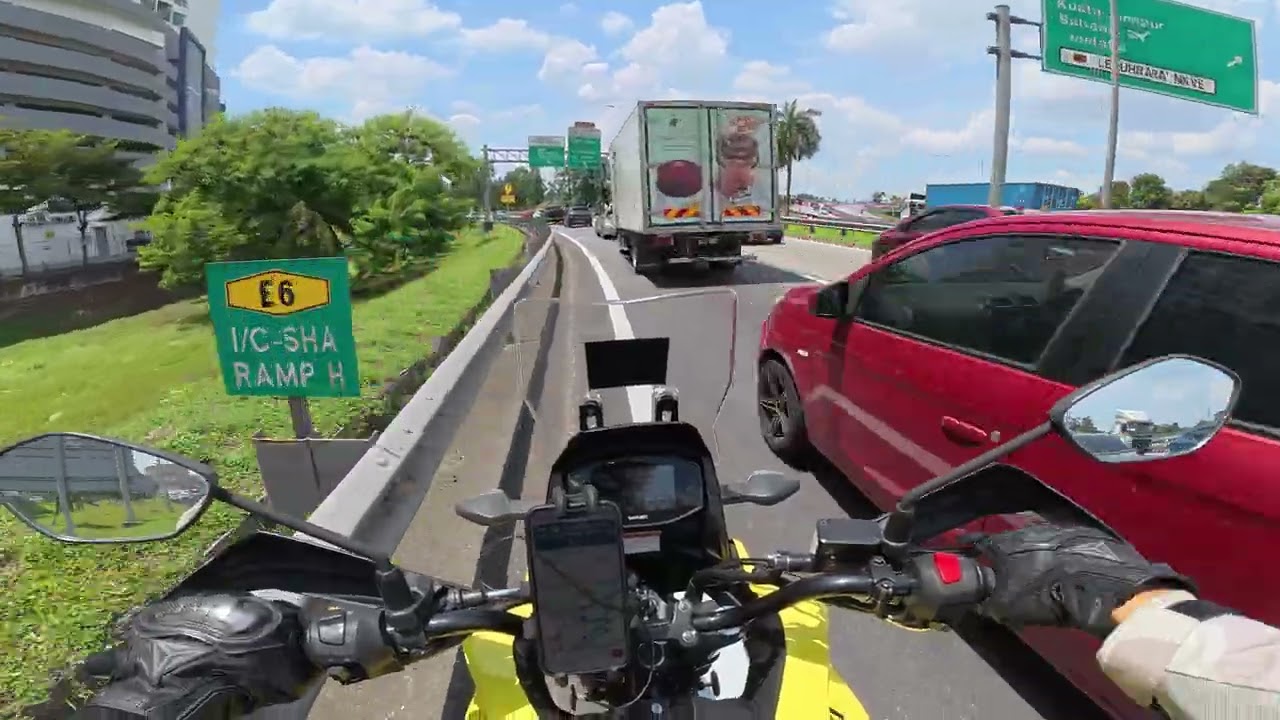 Riding motorcycle under 32℃ hot sun in Malaysia on Saturday afternoon - Suzuki V-Strom 250SX