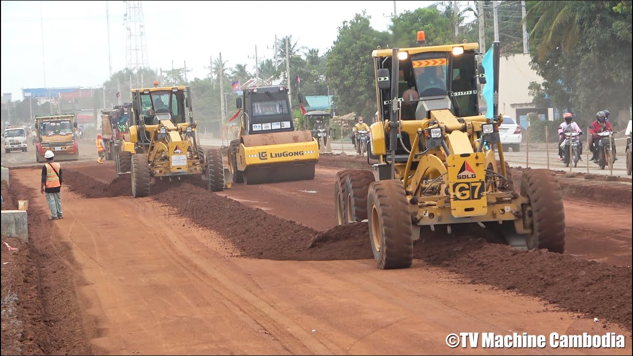 Powerfull motor grader with driving skill grading road សកម្មភាពធ្វើគ្រឹះផ្លូវជំនាញណាស់