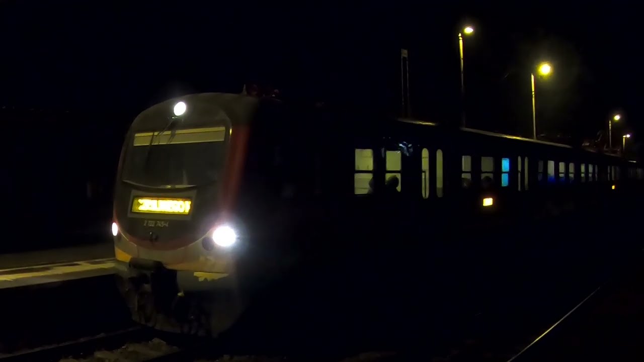 EN57-2056 z pociągiem specjalnym - powitanie 2025 roku na stacji Gliwice Kuźnica