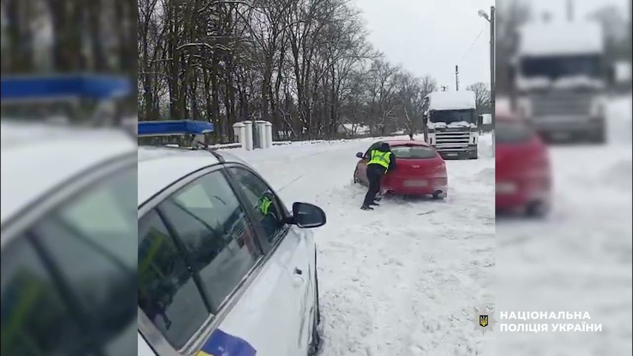 Поліцейські Житомирщини продовжують допомагати жителям області під час погіршення погоди