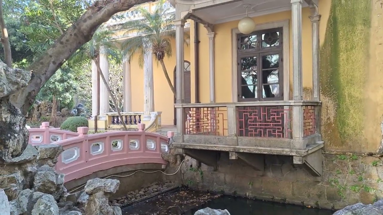 Macau 澳門  - a splendid park in the middle of the city. 盧廉若公園  Lou Lim Ioc Park.
