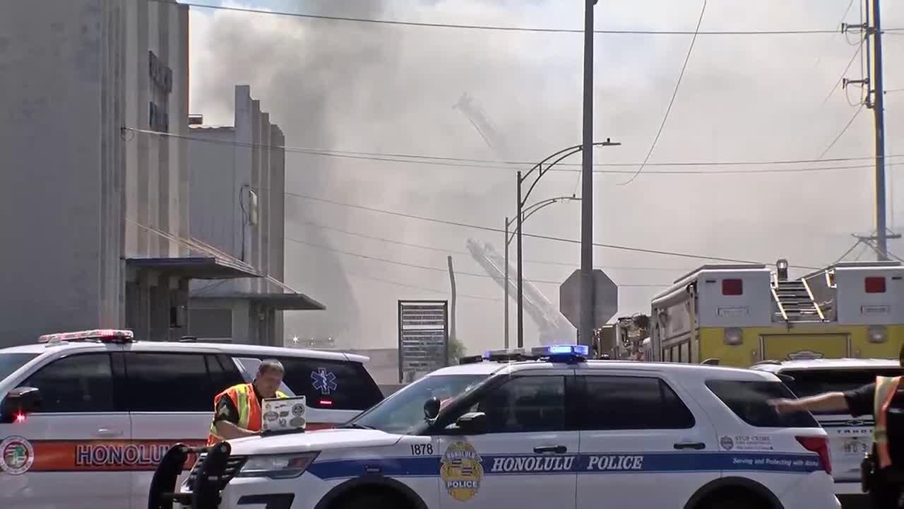 Firefighters extinguish 3-alarm building fire in Mapunapuna