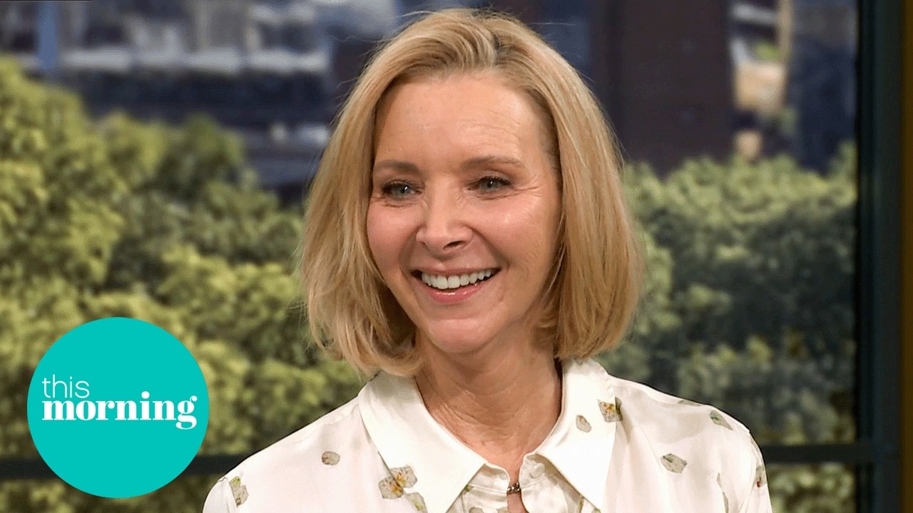 Lisa Kudrow Sings &lsquo;Smelly Cat&rsquo; With Alison Hammond | This Morning