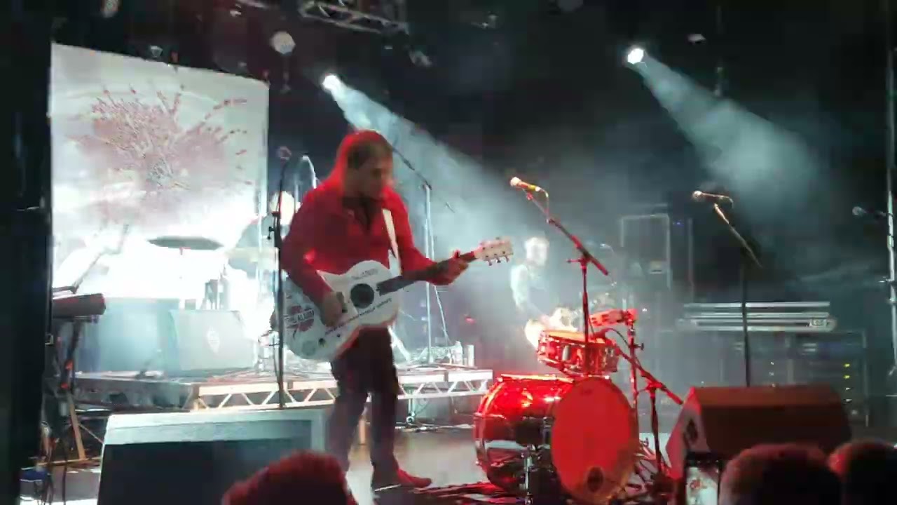Mike Peters and The Alarm. 