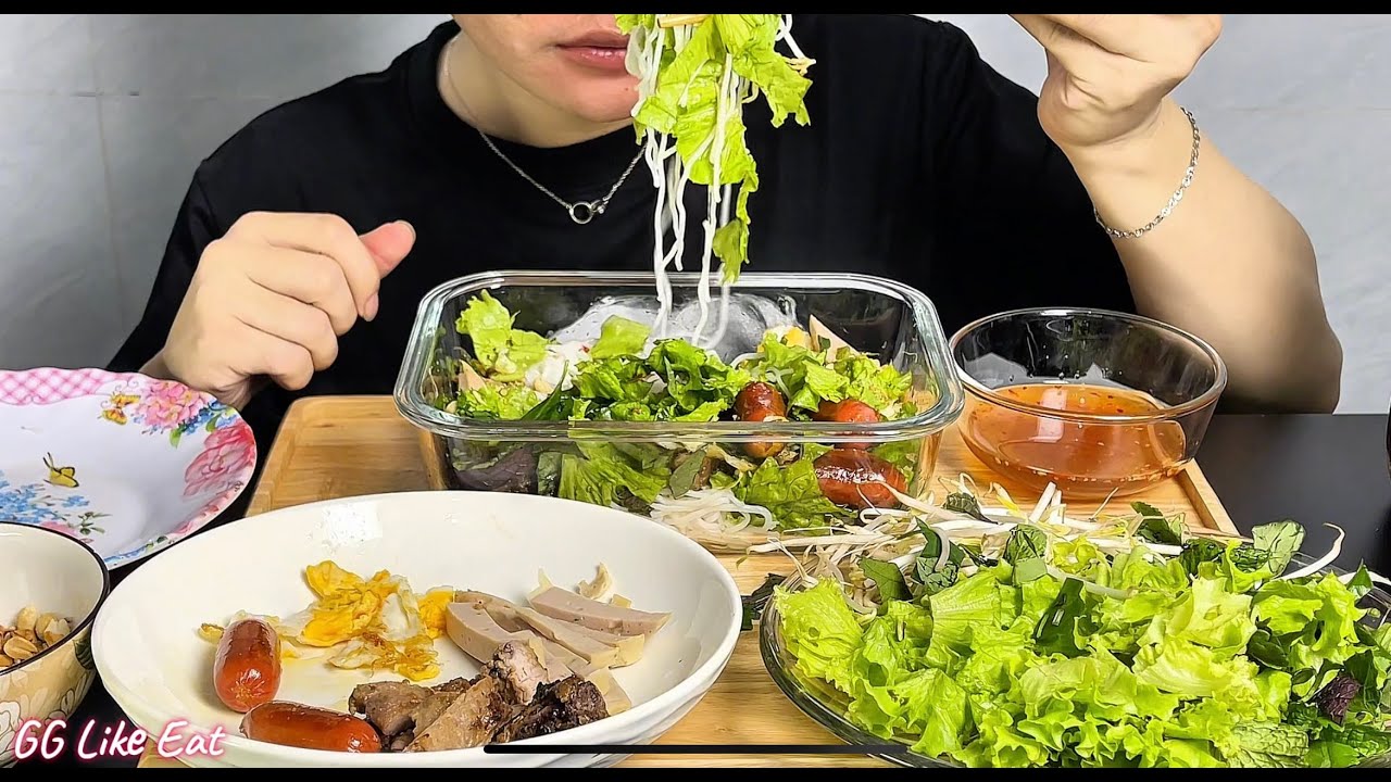 Today I eat noodles, grilled meat, eggs, sausages, and vegetables.| GG Like Eat