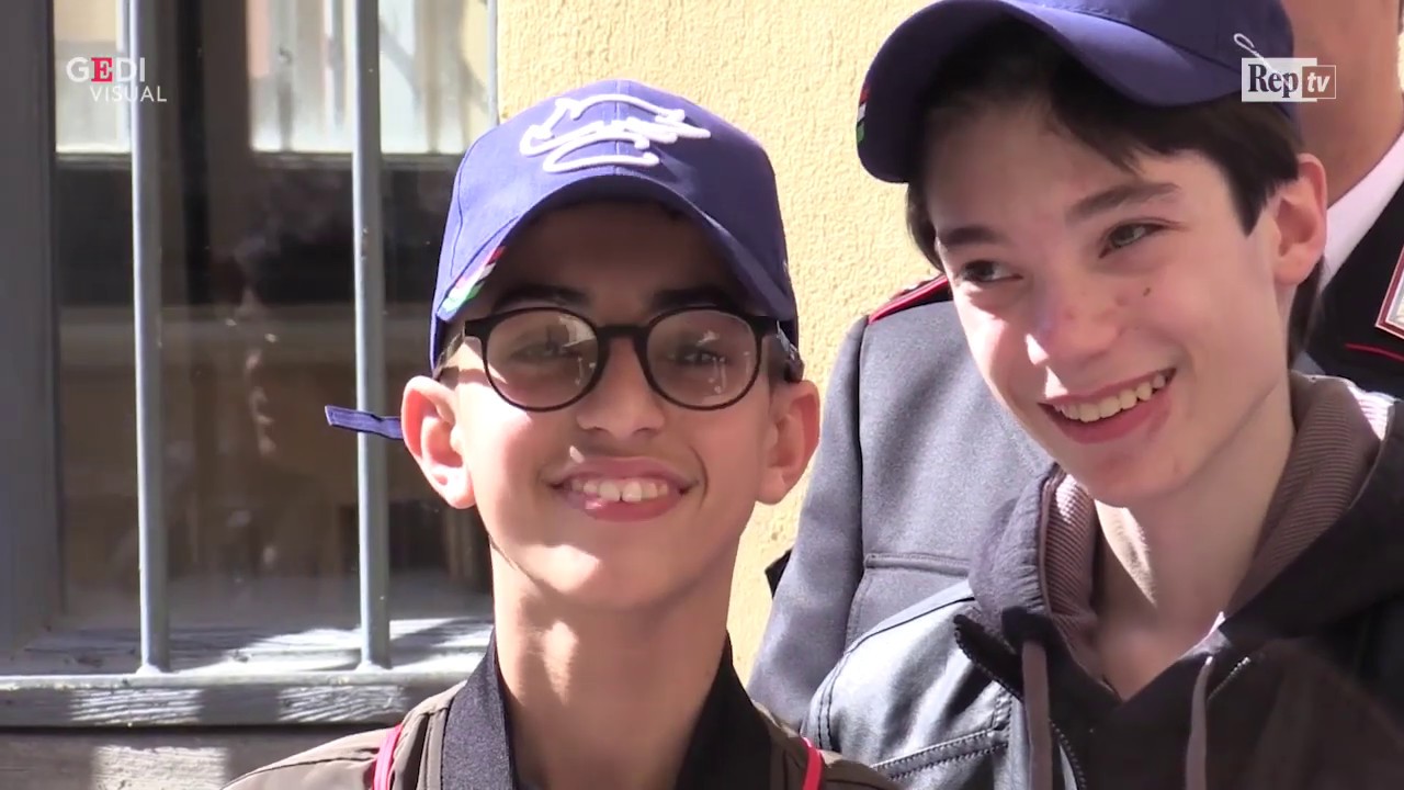 L'abbraccio a scuola tra gli studenti del bus sequestrato e i carabinieri che li hanno salvati