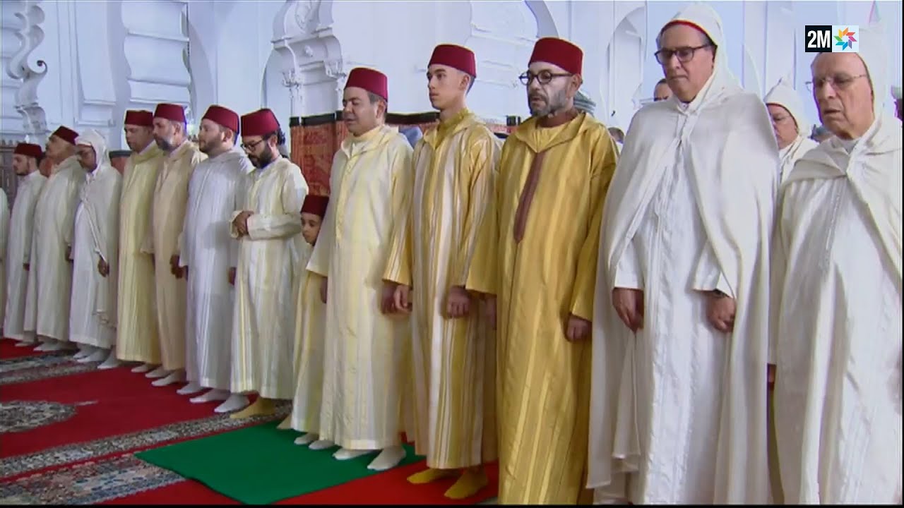 وقائع صلاة عيد الفطر -  امير المؤمنين يؤدي صلاة العيد بالمسجد المحمدي بمدينة الدار البيضاء