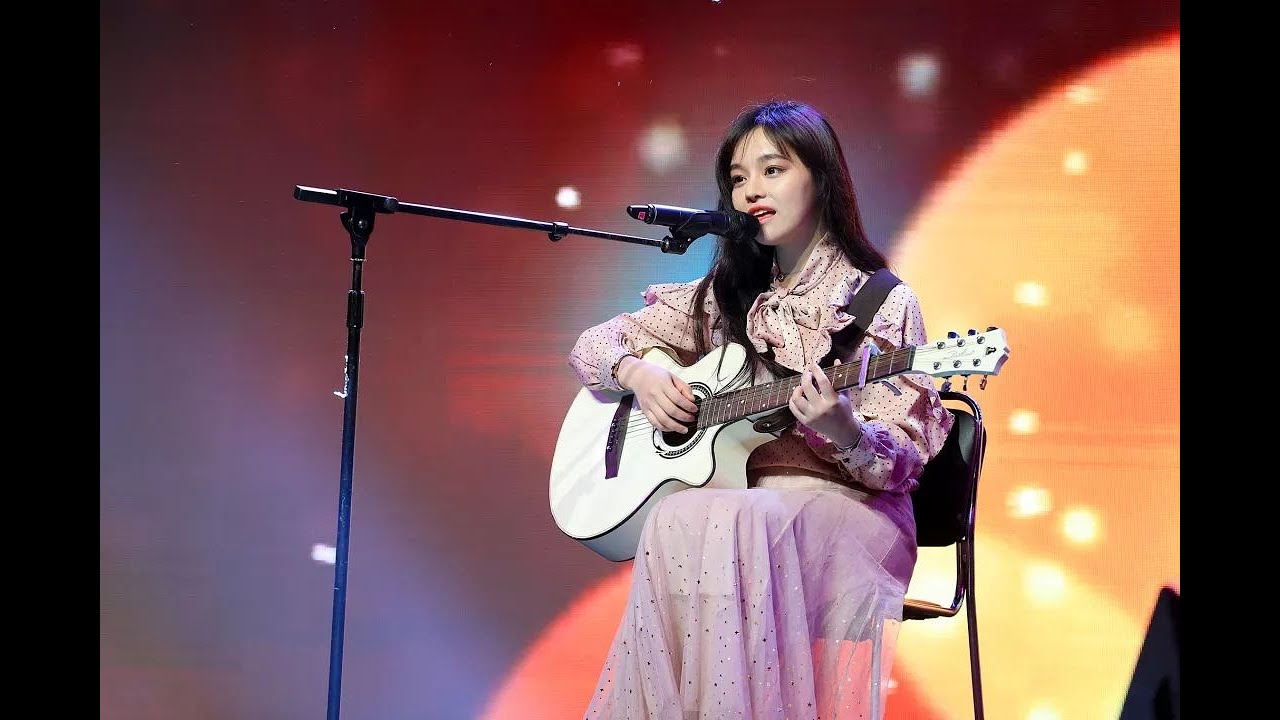 黄霄雲 《不能说的秘密》 弹吉他 饭拍现场版 (cover 周杰伦)
