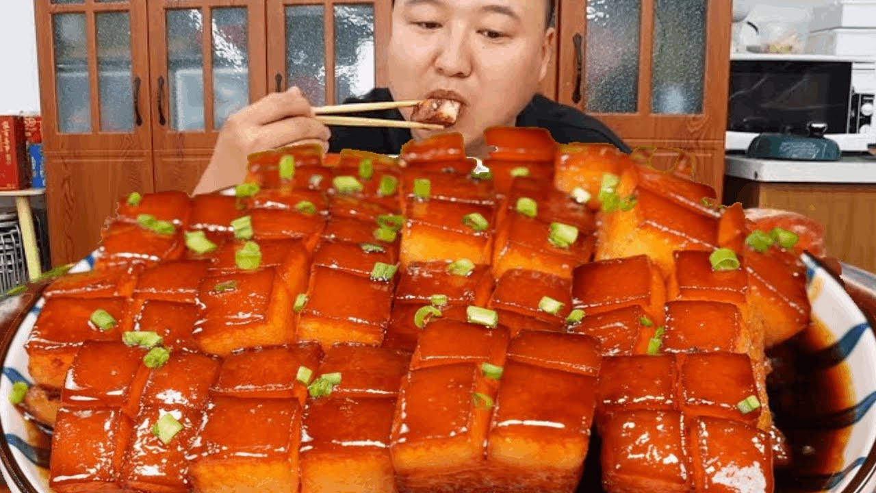 Ah Qiang made braised pork, a whole big bowl of it, tender and juicy, so satisfying to eat!