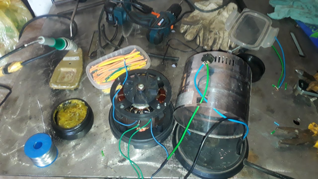 Espremedor de frutas trocando cabo de alimentação.