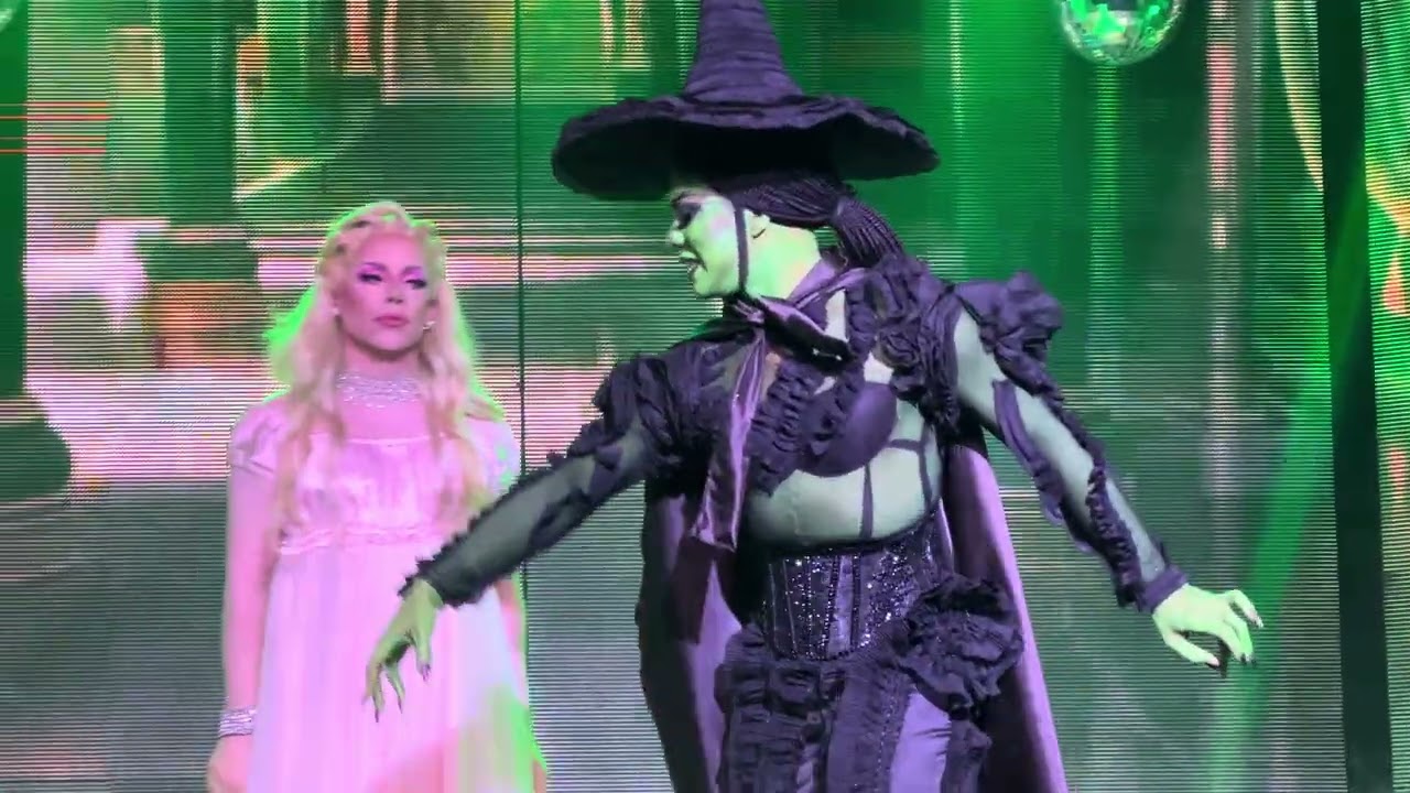 Wicked Drag Queen Performance - Penelopy Jean & Radha Vasconcellos @ Noite de Hollywood Blue Space